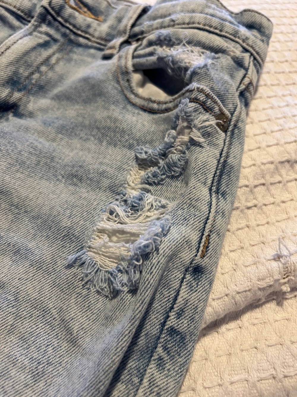 AEO Light Wash Distressed Jeans - Picture 7 of 9